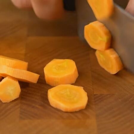 Тем временем подготовим остальные ингредиенты.
Две небольшие морковки нарезаем кружочками. По желанию, можно взять и больше моркови.