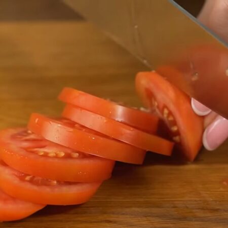 Сначала подготовим все ингредиенты.
Три-четыре красных помидора среднего размера нарезаем кружочками.