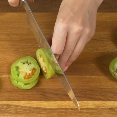 Точно также нарезаем кружочками три-четыре  зеленых помидора. Помидоры желательно использовать примерно одинакового размера.
