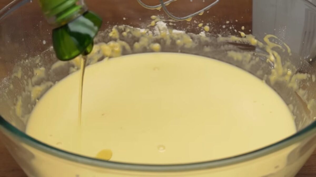 Чтобы блины не прилипали сковороде, наливаем примерно 2 ст. л. растительного масла и перемешиваем. Тесто оставляем на столе отдохнуть на 15-20 минут.