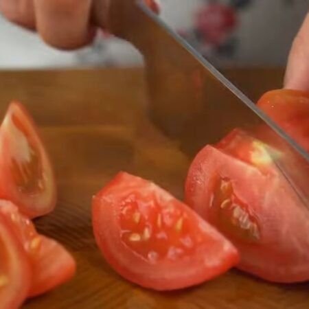 Пока маринуется рыба подготовим остальные ингредиенты.
Примерно 5 средних помидоров разрезаем пополам и вырезаем  место крепления плодоножки. Затем каждую половинку разрезаем на небольшие дольки.
