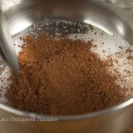 Готовим шоколадную глазурь для торта.
В сотейник насыпаем 4 столовых ложки сахара и 3 столовых ложки какао. Все перемешиваем в сухом виде, чтобы потом не было комочков. 
