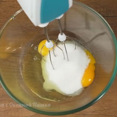 Прошло 10 минут, манка уже набухла. В отдельную миску разбиваем 2 яйца, насыпаем 150 г сахара.