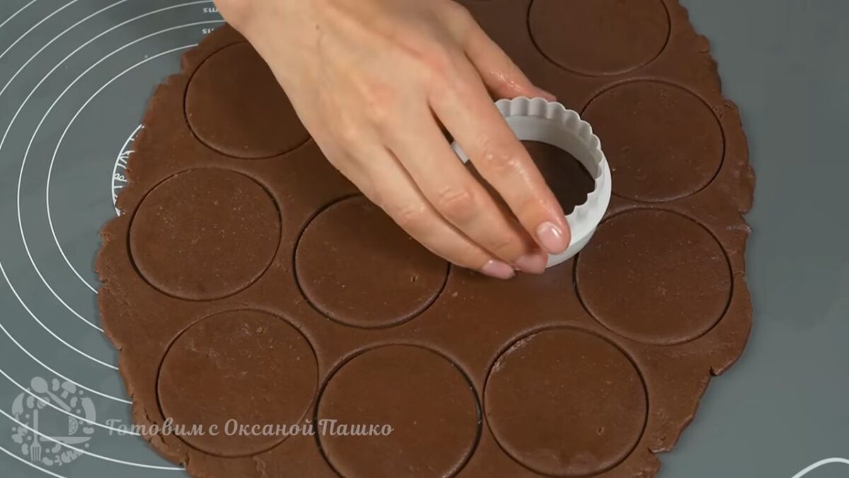 Шоколадное тесто тоже достаем из холодильника, раскатываем и вырезаем кружочки точно такого же диаметра и толщины, как и из белого теста.
