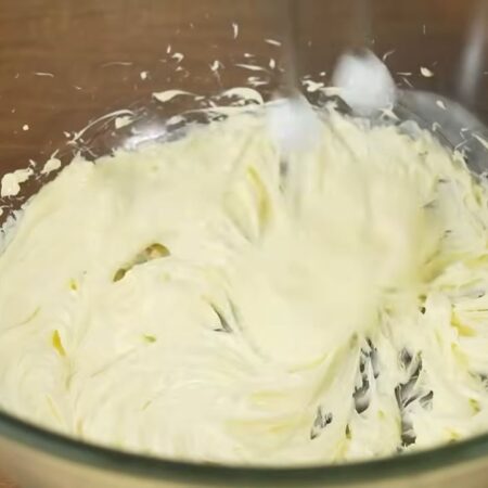 Готовим крем.
В миску кладем 130 г мягкого сливочного масла. Масло взбиваем миксером примерно 1 минуту.
