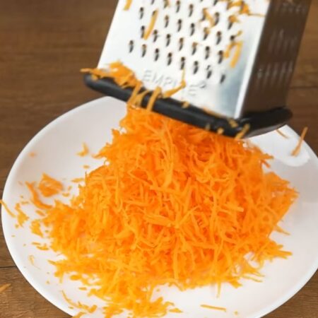Одну сырую морковь трем на мелкой терке. По желанию, морковь можно отварить.
