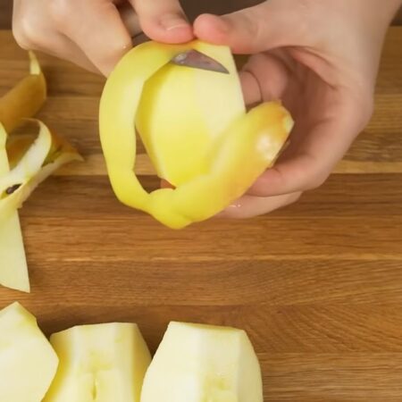 Одно большое кисло-сладкое яблоко разрезаем на четвертинки. Вырезаем семена и срезаем верхнюю шкурку.