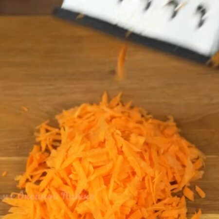 Одну сырую морковь трем на крупной терке.

