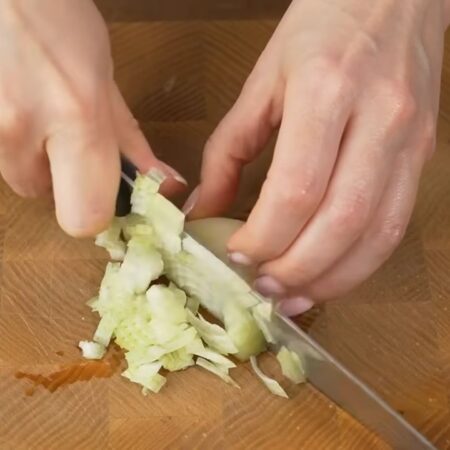 Сначала маринуем лук для салата.
Одну небольшую луковицу нарезаем кубиками. Я использую только половину луковицы, так как она у меня большая.