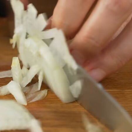 Маринуем лук для салата.
Одну луковицу нарезаем небольшими кубиками. Нарезанный лук перекладываем в небольшую мисочку. 