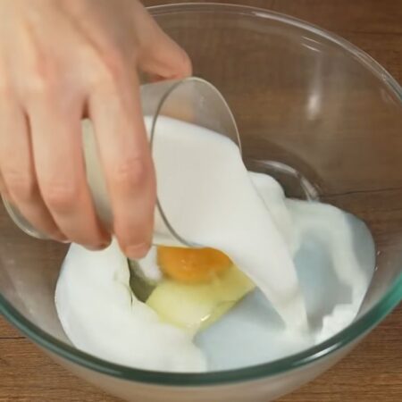 Готовим блины для украшения салата.
В миску разбиваем одно яйцо. Насыпаем 0,5 ч. л. соли и наливаем 300 мл молока комнатной температуры.