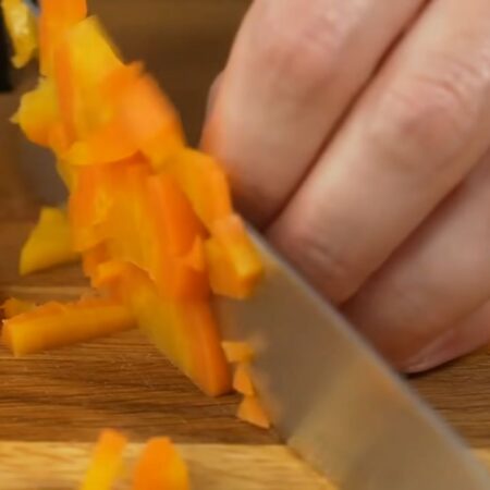 Одну большую вареную морковь тоже нарезаем сначала пластинками, а затем кубиками.