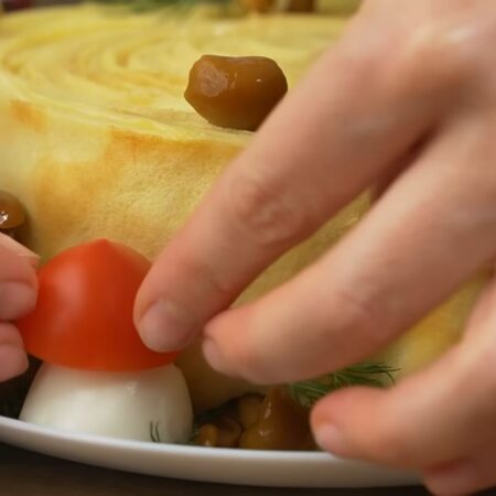 Подготовленное яйцо ставим на блюдо возле пенька. Накрываем шляпкой от помидора. 