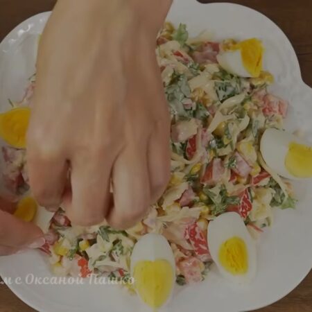 бокам салат украшаем четвертинками варёных яиц.
Салат готов, можно подавать на стол
