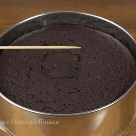 Если пирог печь в большей форме, например 21 см в диаметре  и не накрывать фольгой, то он испечется быстрее, но будет с небольшой горочкой и не такой высокий.