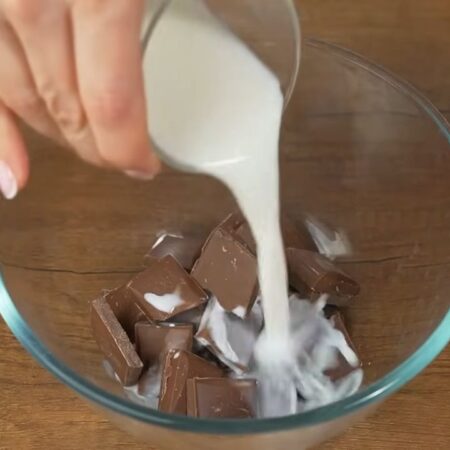 В мисочку ломаем 150 г черного шоколада и наливаем 50 мл молока нагретого примерно до 70-80 градусов. Оставляем на 3-5 минут, чтобы растопился шоколад. 