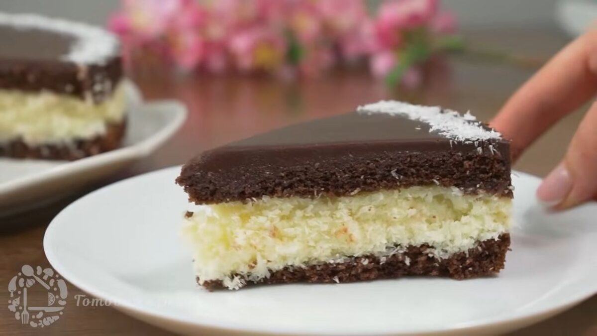 Торт Баунти получился сдержанно красивым и вкусным. Насыщенный шоколадный бисквит и много кокосовой начинки, понравится всем и детям и взрослым. Манка в креме совсем не чувствуется. Готовится торт не сложно.
