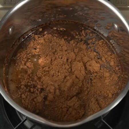 Сначала приготовим бисквит.
В кастрюлю насыпаем 200 г сахара, 30 г какао, 120 г растительного масла и 100 мл воды. Все ставим на огонь. 