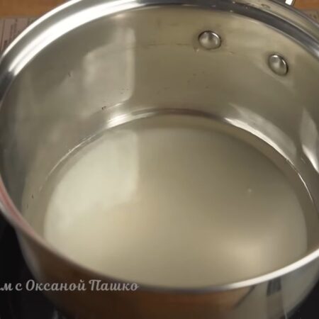 Готовим сироп для пропитки бисквита.
В миску наливаем пол стакана воды и насыпаем пол стакана сахара. Ставим на огонь. 