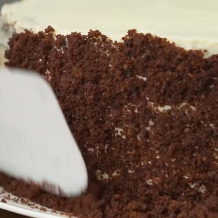 Приготовленной крошкой посыпаем бока торта. Удобно это делать шпателем или силиконовой лопаткой. 