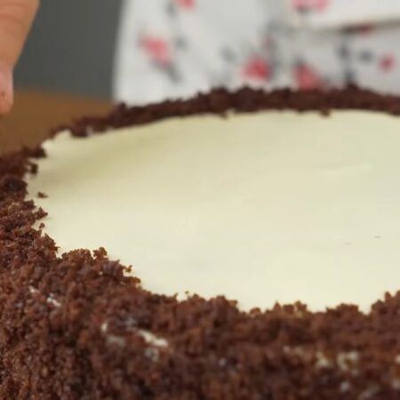  Сверху, по краю, торт тоже посыпаем бисквитной крошкой.
Лишнюю крошку убираем с блюда.
Торт готов, можно подавать на стол.
