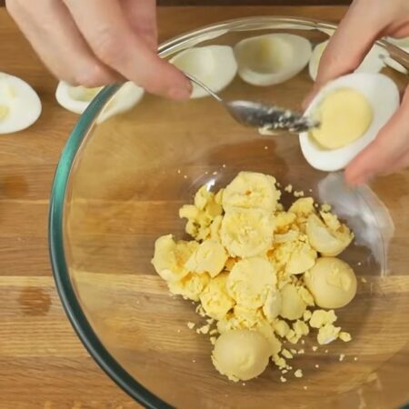 Аккуратно вынимаем все желтки из яиц в отдельную миску. Белки нужно постараться оставить целыми.