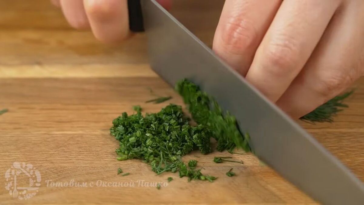 Пока выпекается тесто приготовим начинку.
Небольшой пучок укропа очень мелко нарезаем ножом.
