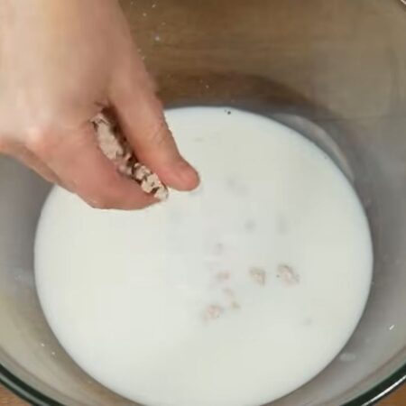 Сначала приготовим тесто для пирожков.
В миску наливаем 250 мл теплого молока. Насыпаем 0,5 чайной ложки соли, 100 г сахара и 5 г ванильного сахара. Крошим 20 г прессованных дрожжей, их можно заменить сухими. Сухих дрожжей понадобится 7 грамм. 