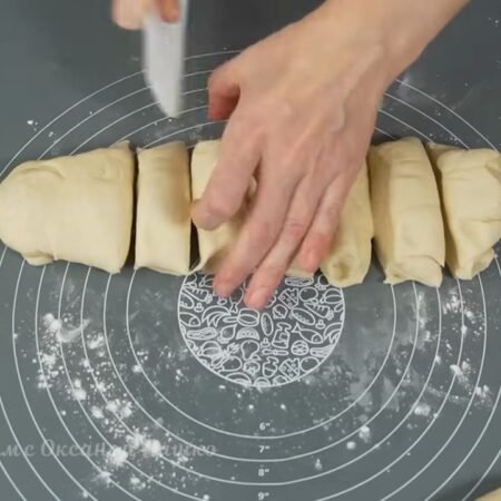 Из каждой части формируем колбаску и разделяем ее на 8 примерно одинаковых кусочков.
