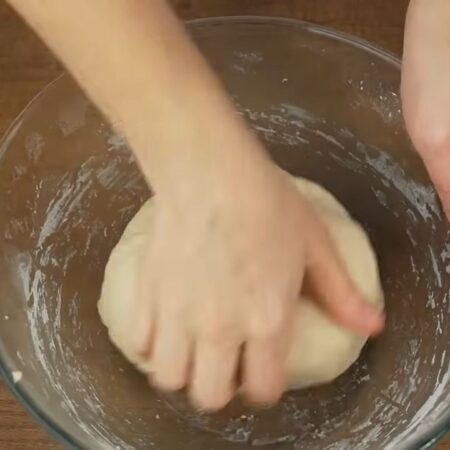 Вымешиваем тесто примерно 3-5 минут. Тесто должно получится мягким и слегка липнущим к рукам.