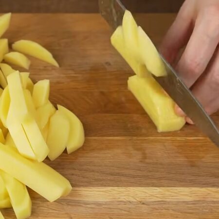 Картошку нарезаем брусочками. Всего понадобится примерно 5-6 клубней картошки среднего размера. 