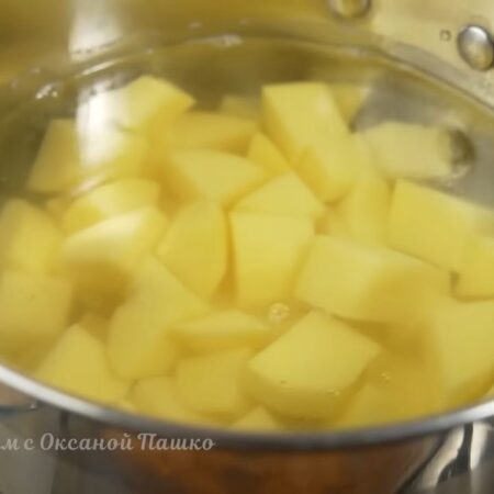 Кладем их в небольшую кастрюлю. Заливаем водой и ставим на плиту. Варим картофель до готовности.