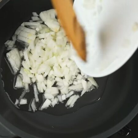 На разогретую сковороду наливаем растительное масло и кладем нарезанный лук. 