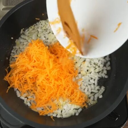 Пассеруем до золотистости лука. К луку добавляем тертую морковь. 