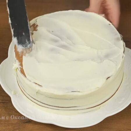 На верх торта тоже наносим крем.
Сверху все посыпаем кокосовой стружкой.