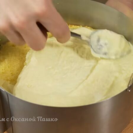 Снова наносим крем и распределяем его по коржу. Крем выкладываем не весь. Примерно половину крема оставляем для украшения торта по бокам и сверху.
