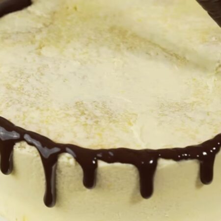 Наносим глазурь на торт. Делаем потёки по бокам торта.
Если глазурь получилась не достаточно жидкой, то ее можно разбавить горячей водой и хорошо перемешать. Густота глазури зависит от жирности какао.