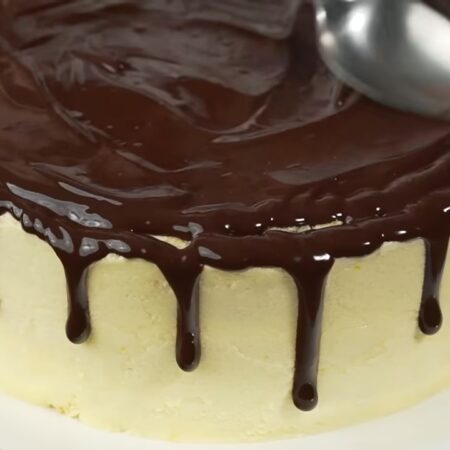 Остатки шоколадной глазури выливаем сверху на торт. Все аккуратно разравниваем.
Торт ставим остывать в холодильник.
