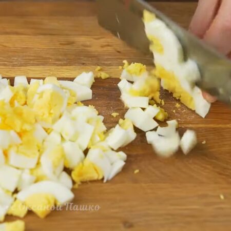Три вареных яйца разрезаем на пластинки и нарезаем кубиками.
