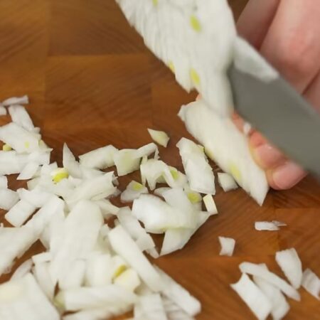 Маринуем лук для салата.
Одну луковицу нарезаем небольшими кубиками. Нарезанный лук перекладываем в небольшую мисочку.
