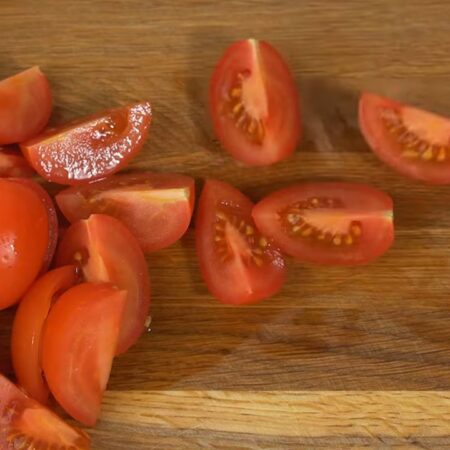150 г помидоров черри нарезаем на небольшие кусочки. Также можно использовать обычные помидоры.
