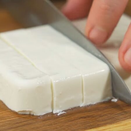 200 г сыра фета нарезаем небольшими кубиками. Вместо феты можно использовать брынзу или взять сливочный сыр выложить его чайной ложкой.
