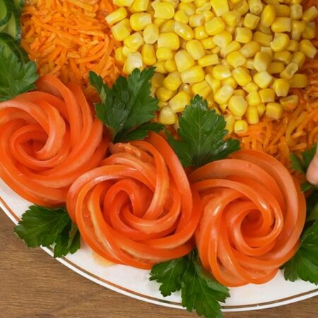 Также салат украшаем листиками петрушки. Вставляем их возле цветов из помидоров.
Салат готов, можно подавать на стол.