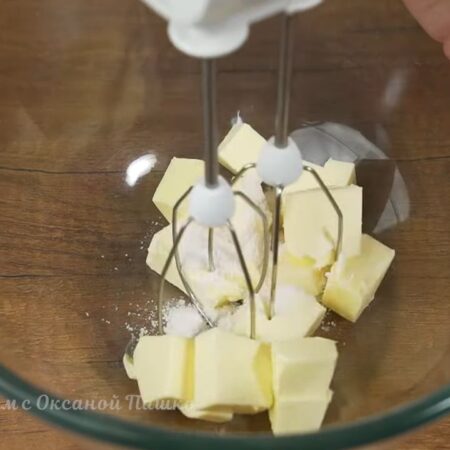 Делаем крем. В миску кладем 100 г мягкого сливочного масла и насыпаем 10 г ванильного сахара. 