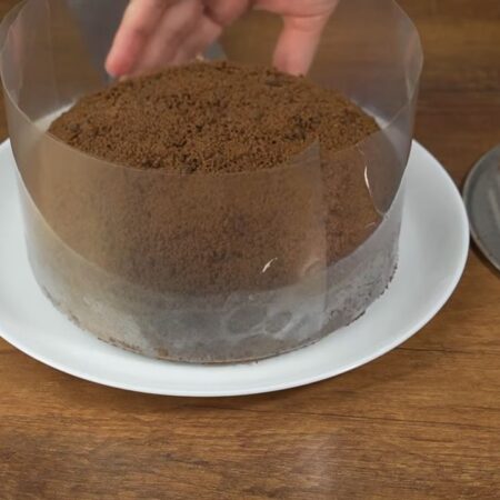 Готовый торт достаем из холодильника. Снимаем пищевую пленку и форму. Торт аккуратно переставляем на блюдо. 
