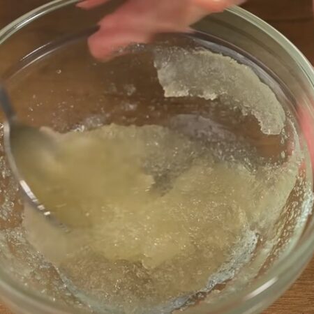 Когда набух желатин продолжаем готовить крем дальше. Разогреваем желатин в микроволновке примерно по 10 секунд, каждый раз перемешивая. 