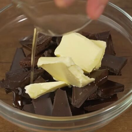 Готовим глазурь.
В мисочку ломаем 200 г темного шоколада. Кладем 40 г сливочного масла и наливаем 30 г рафинированного растительного масла без запаха.