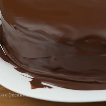 Торт готов. При желании вокруг торта можно срезать лишний шоколад 