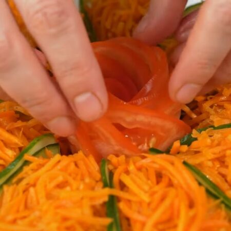 Цветок из помидора ставим в центр салата. По желанию, центр салата можно украсить помидором, нарезав его небольшими кубиками.