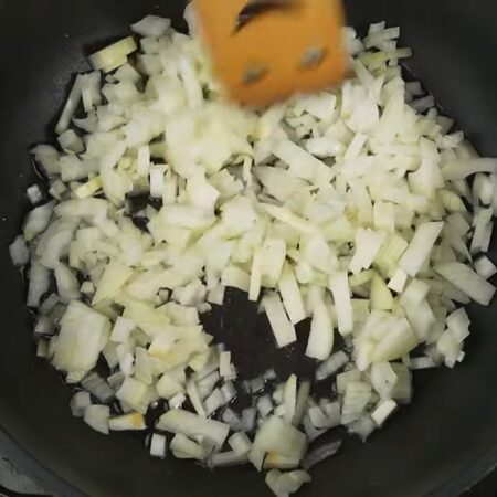 На разогретую сковороду с растительным маслом кладем нарезанный лук. 